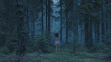 4. Анастасия Красовская в ночнушке в лесу – Герда