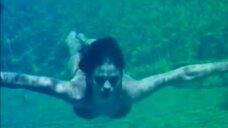 Алейса Ширли плавает в бассейне