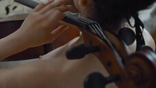 12. Раздетая Ева Инденбаум играет на виолончеле – Струны