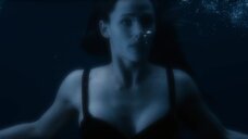 Дженнифер Гарнер в купальнике в бассейне