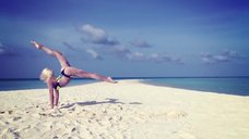 10. Ева Шиянова на пляже показывает гимнастический танец 