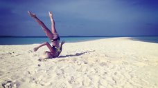 13. Ева Шиянова на пляже показывает гимнастический танец 