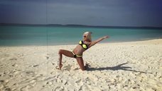 14. Ева Шиянова на пляже показывает гимнастический танец 