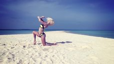 2. Ева Шиянова на пляже показывает гимнастический танец 