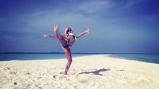 5. Ева Шиянова на пляже показывает гимнастический танец 