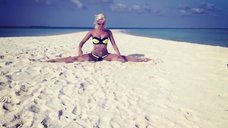 7. Ева Шиянова на пляже показывает гимнастический танец 
