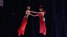 2. Полностью голые воздушные гимнастки Франческа Хайд и Лаура Стоукс 