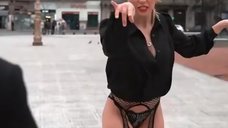 2. Синтия Фернандеш танцует в стрингах 