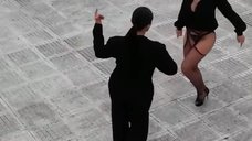 4. Синтия Фернандеш танцует в стрингах 