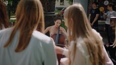 12. Ева Инденбаум играет топлес на виолончели на улице – Струны