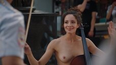 14. Ева Инденбаум играет топлес на виолончели на улице – Струны