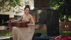 2. Ева Инденбаум играет топлес на виолончели на улице – Струны