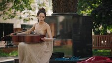 3. Ева Инденбаум играет топлес на виолончели на улице – Струны