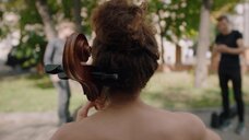 6. Ева Инденбаум играет топлес на виолончели на улице – Струны
