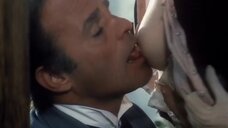 4. Анна Ходаковска дает поцеловать свою голую грудь – Привидение (1984)