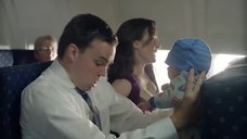2. Ребекка Хусейн с отсасывателем для молока в самолете – Отмороженные (2012)