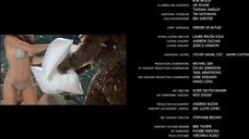 4. Чести Бальестерос и Жасмин Муни светят голыми сиськами во время титров – Отмороженные (2012)