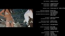 5. Чести Бальестерос и Жасмин Муни светят голыми сиськами во время титров – Отмороженные (2012)