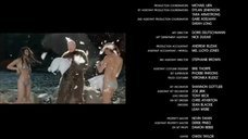 6. Чести Бальестерос и Жасмин Муни светят голыми сиськами во время титров – Отмороженные (2012)