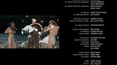 7. Чести Бальестерос и Жасмин Муни светят голыми сиськами во время титров – Отмороженные (2012)