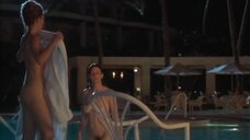 3. Полностью голые Дана Дилэйни и Стефани Нижник выходят из бассейна – Выход к Раю