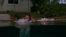 2. Романтическая сцена с Джулией Никсон-Соул в бассейне – Загвоздка