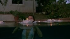 3. Романтическая сцена с Джулией Никсон-Соул в бассейне – Загвоздка