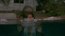 4. Романтическая сцена с Джулией Никсон-Соул в бассейне – Загвоздка