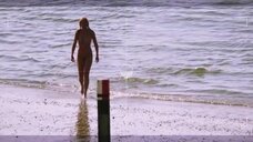 1. Полностью голая Софи Ильбран на пляже – Летняя жара