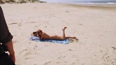 6. Полностью голая Софи Ильбран на пляже – Летняя жара