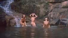 3. Ванесса Алвес и Катя Спенсер купаются голыми – Амазонки в тюрьме