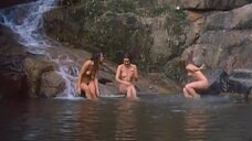 5. Ванесса Алвес и Катя Спенсер купаются голыми – Амазонки в тюрьме
