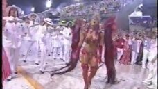 3. Вивиан Араужо в секси наряде на карнавале 