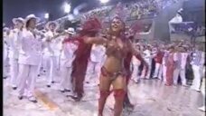 4. Вивиан Араужо в секси наряде на карнавале 