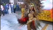 3. Renata Frisson топлесс на карнавале 