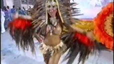 5. Renata Frisson топлесс на карнавале 