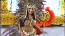 8. Renata Frisson топлесс на карнавале 