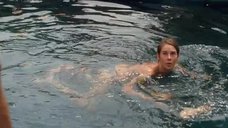 7. Шейлин Вудли плавает в бассейне – Потомки