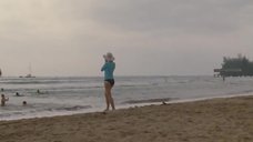 3. Шейлин Вудли и Джуди Грир на пляже – Потомки