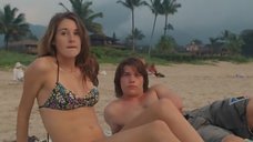 6. Шейлин Вудли и Джуди Грир на пляже – Потомки