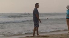 7. Шейлин Вудли и Джуди Грир на пляже – Потомки