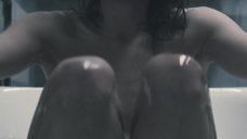 2. Лина Хиди принимает ванну – Отражение