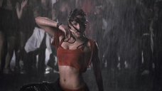 Бриана Эвиган танцует под дождём