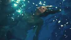 Александра Мария Лара топлес плавает в бассейне