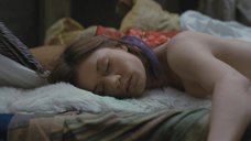2. Мария Машкова лежит в постели – Закрытые пространства