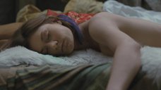 3. Мария Машкова лежит в постели – Закрытые пространства