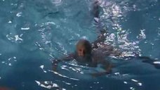 Мэрилин Монро плавает в бассейне