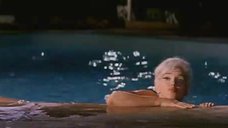 3. Мэрилин Монро плавает в бассейне – Что-то должно случиться