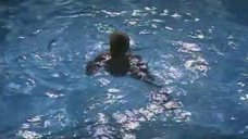 4. Мэрилин Монро плавает в бассейне – Что-то должно случиться