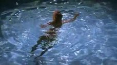 5. Мэрилин Монро плавает в бассейне – Что-то должно случиться